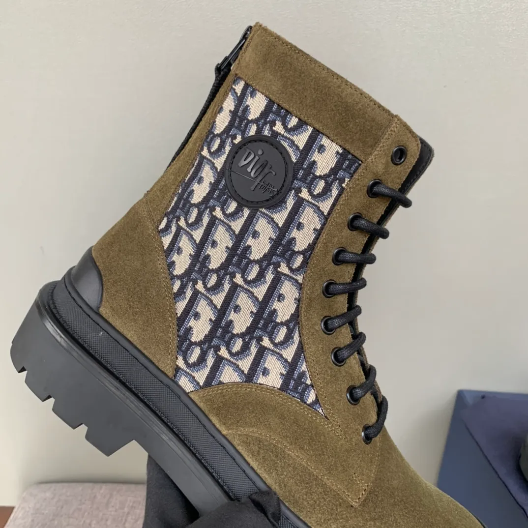 [DIOR] Top P: 920💰 Number of yards: 39~44 (38.45 custom-made, non-refundable) Dior Dior~ Winter series, original 1:1 development Casual men's leather shoes Made with heavy investment, shoes and boots are made of imported cowhide + imported Dior special fabric Not easily deformed black cowhide lining Dior large hardware inlay Original TPU vacuum outsole, black cowhide Black open edge beads Military green suede Black suede Khaki suede leather is crafted by a large factory, and the perfect product is only prepared for you who know your taste! Any comparisons are welcome.